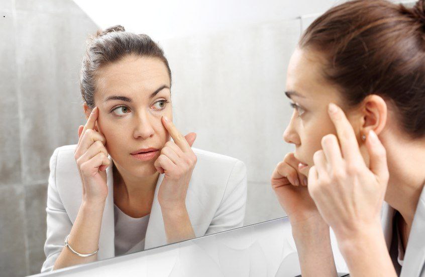 عادة يومية تؤذي بشرتك وتُسرّع ظهور التجاعيد