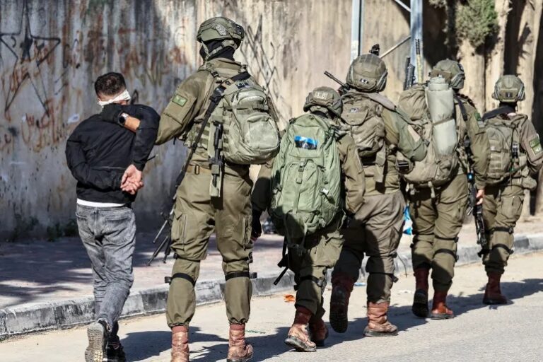 الاحتلال يعتقل 12 مواطنًا ويحتجز عمالًا ويصادر معدات مشروع مياه في الخليل