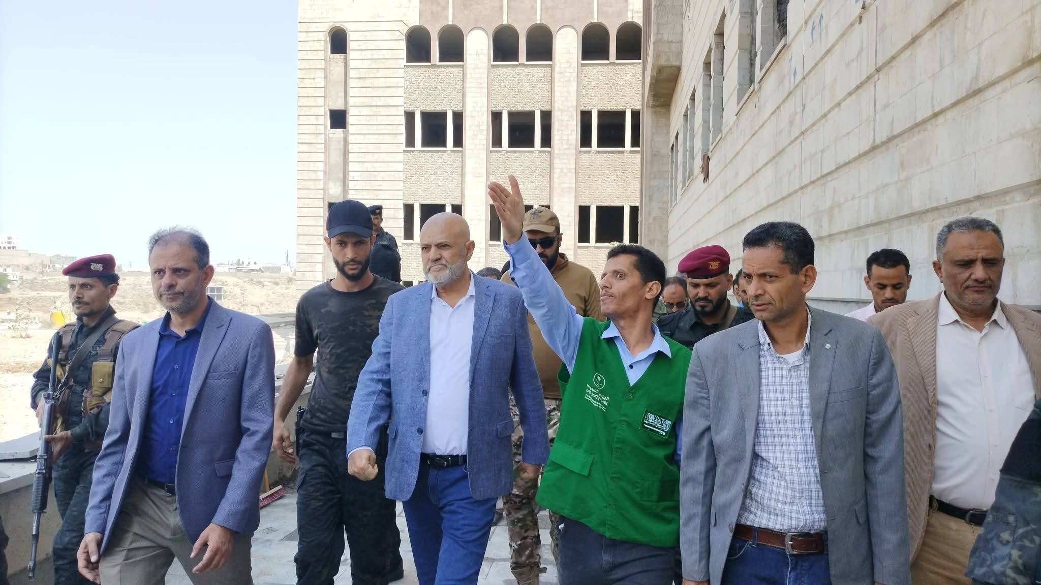 شمسان يطلع على سير تنفيذ المجمع الطبي في تعز بكلفة 60 مليون ريال سعودي