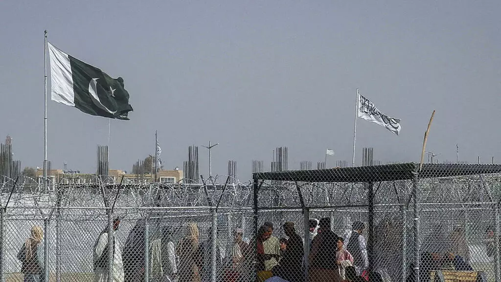 تصعيد أفغاني ـ باكستاني متجدد.. هجمات متبادلة على الحدود ومخاوف من انزلاق المنطقة إلى مواجهة أوسع