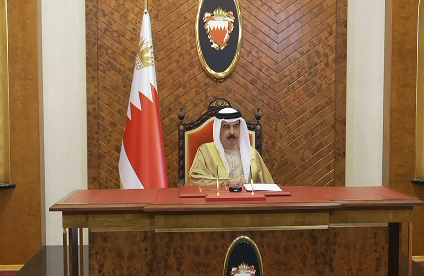 ملك البحرين يشيد بجهود الجيش ويستنكر الهجمات الإيرانية على المنطقة