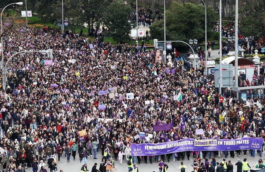 عشرات الآلاف يتظاهرون في إسبانيا ضد الحرب على إيران في يوم المرأة العالمي