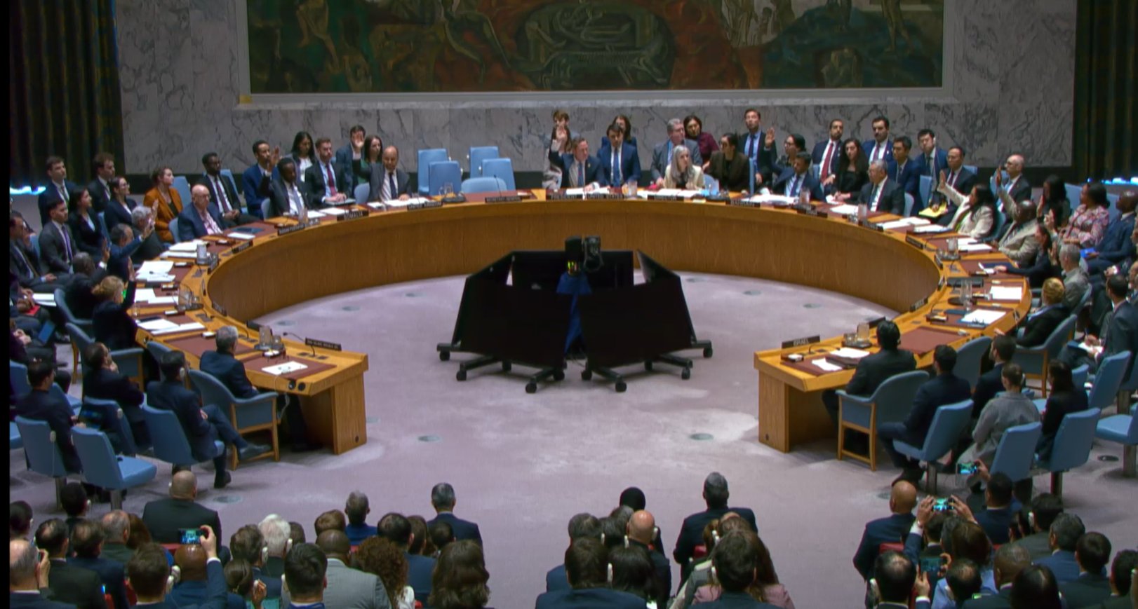 روسيا والصين تنتقدان "الازدواجية" بالمجلس بعد تبني قرار يدين إيران ورفض آخر لوقف شامل لإطلاق النار