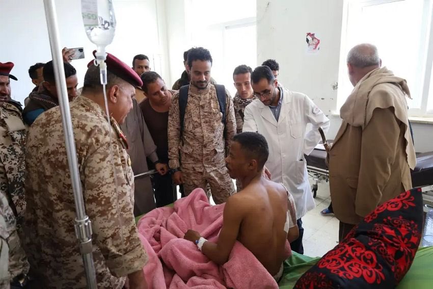 تعز: المخلافي يزور جرحى الجيش في مستشفى الثورة ويؤكد اهتمام السلطة المحلية بتقديم الرعاية لهم