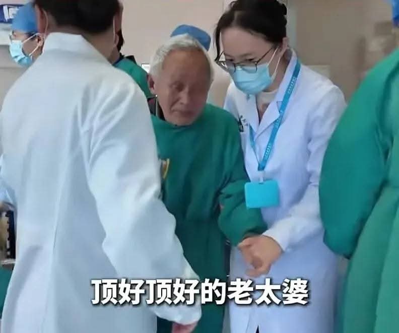 "وفاء 105 أيام".. فلاح ثمانيني يعبر البحر يومياً ليكون بجوار زوجته في العناية المركزة حتى آخر لحظة