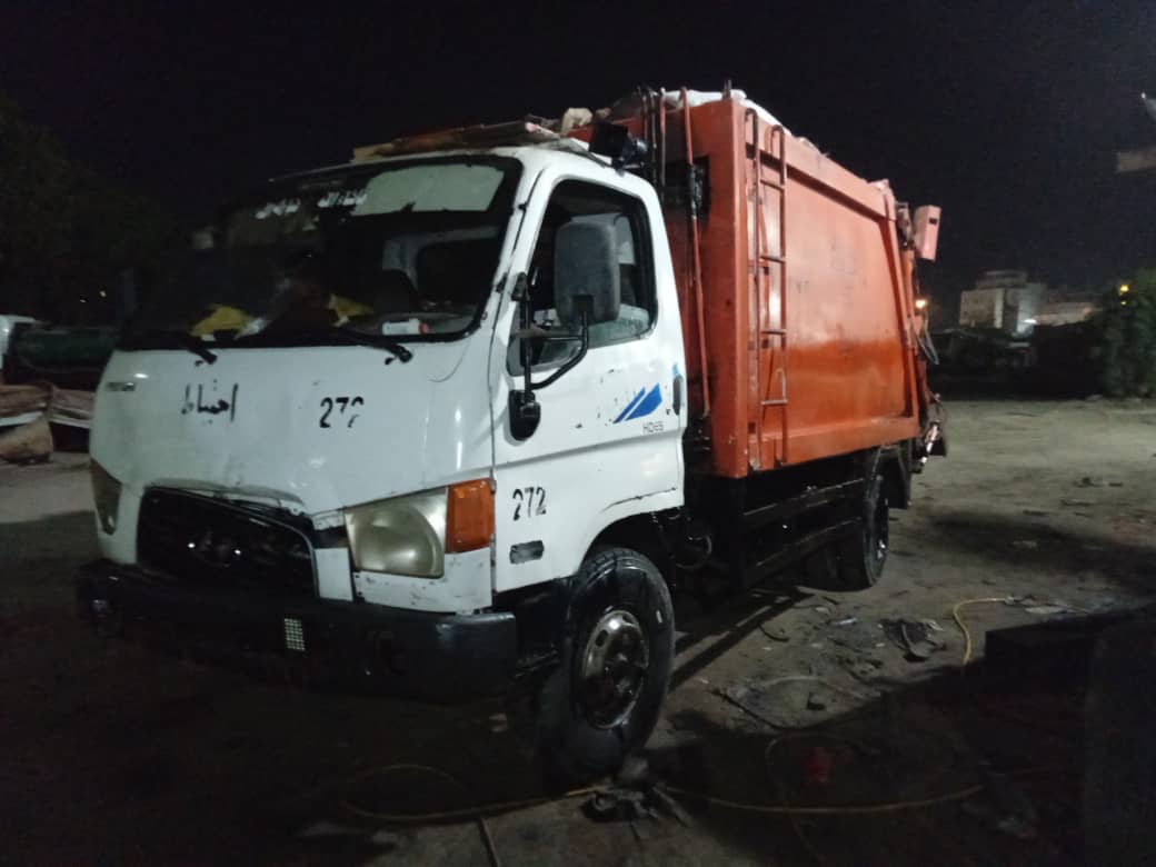 في ليلة وضحاها… عمال نظافة عدن يرفعون (٢٠٠٠) طن من القمامة والمخلفات