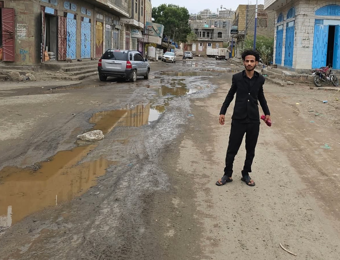 ناشط فيسبوكي يوثق كارثة شارع “الحب” في الراهدة ويطالب بكشف مصير الملايين الجمركية