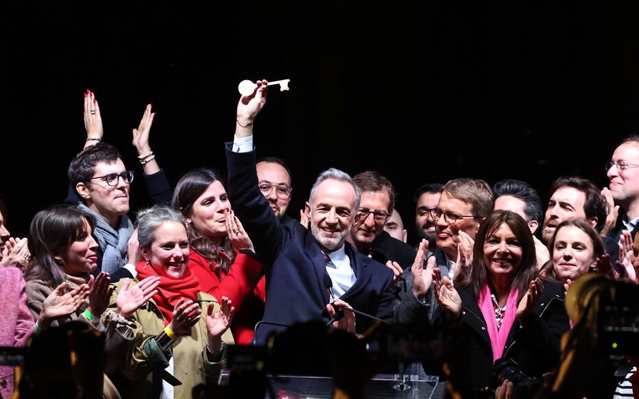 الاشتراكي غريغوار يفوز ببلدية باريس ويؤكد: "باريس ليست ولن تكون مدينة لليمين المتطرف"