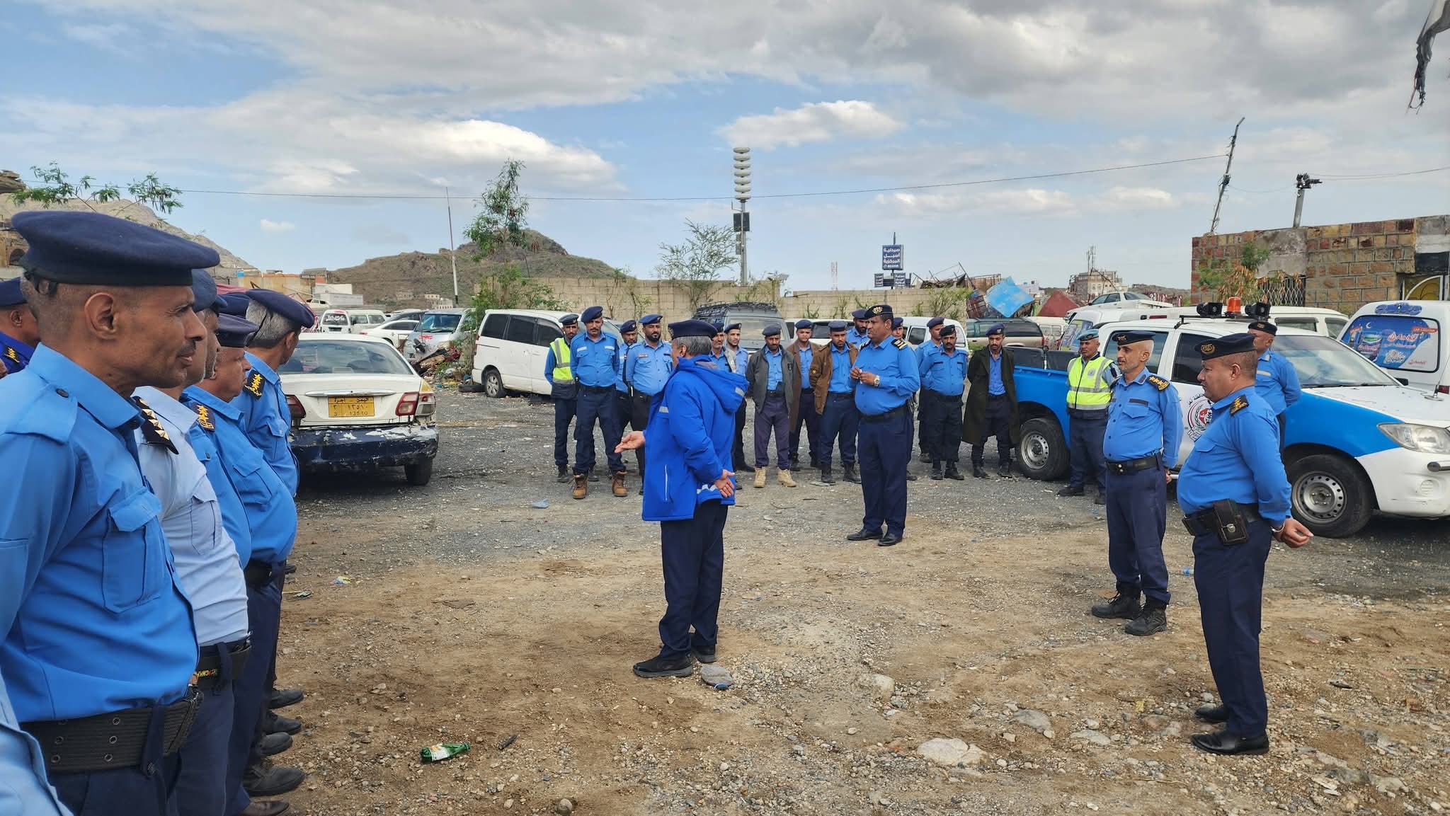 طابور استثنائي في شرطة السير بتعز ومدير الإدارة يشدد على الانضباط واليقظة بعد إجازة العيد
