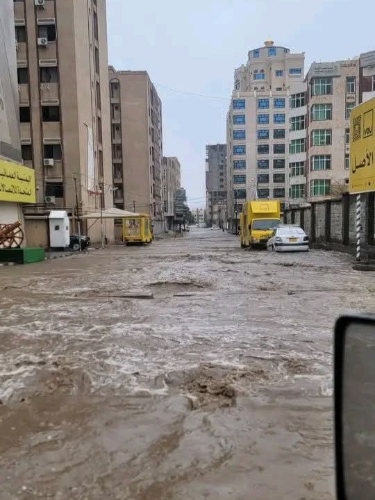 أمطار غزيرة تغرق شوارع صنعاء والسيول تجرف سيارات في سائلة القديمة