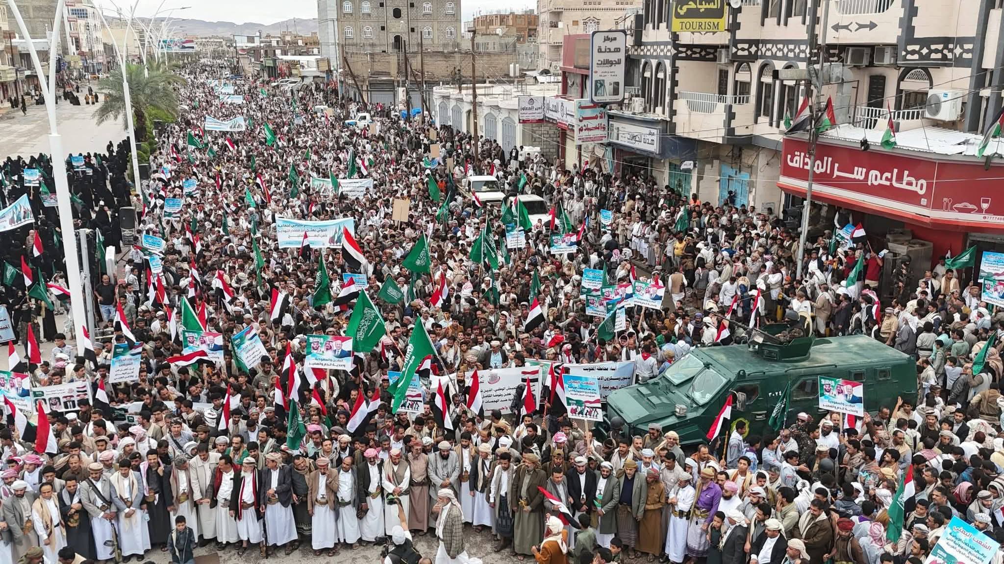 حشود جماهيرية في مأرب تضامنًا مع السعودية ضد الاعتداءات الإيرانية