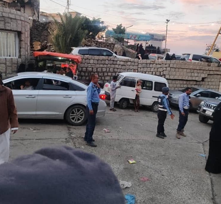 تعز: لليوم السابع على التوالي شرطة السير تكثف انتشارها خلال إجازة عيد الفطر