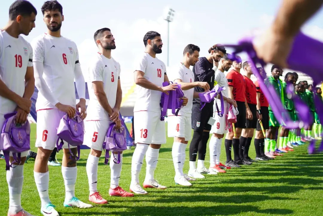 مشهد مؤثر في أنطاليا.. لاعبو إيران يحملون شنطًا مدرسية تخليدًا لضحايا قصف ميناب