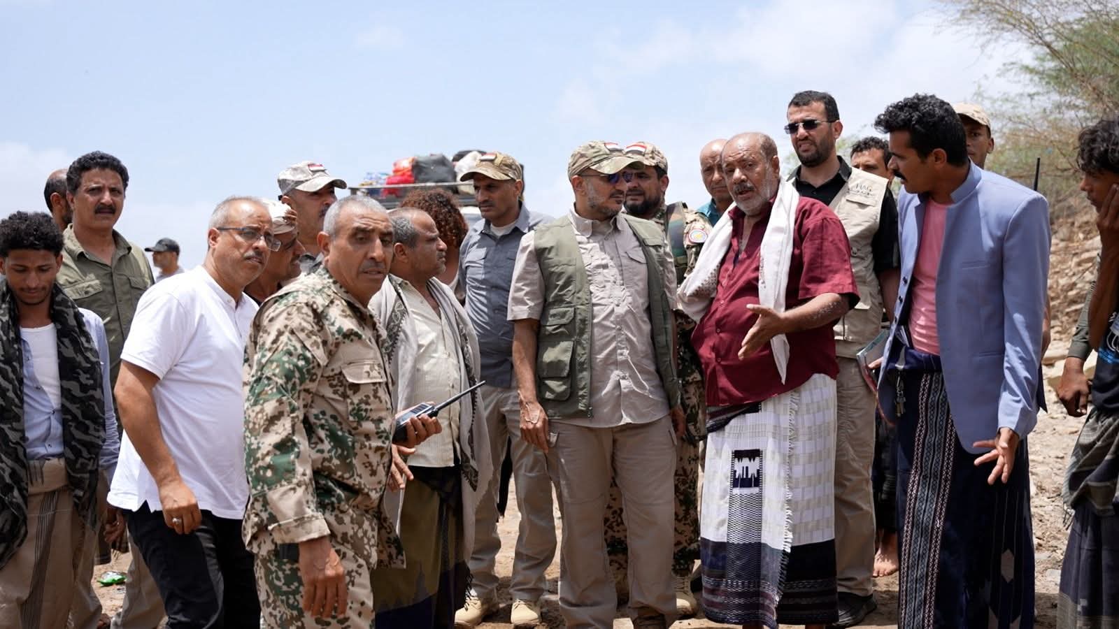 الفريق طارق صالح يتفقد المناطق المتضررة من السيول في الساحل الغربي