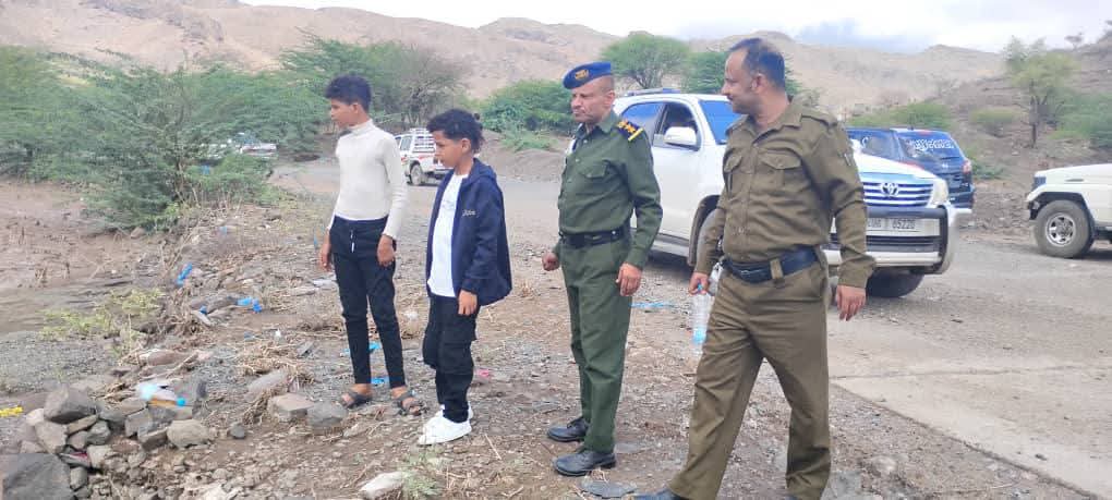 بتوجيهات مدير عام شرطة تعز… الدفاع المدني يتفقد أضرار السيول ويزور مخيمات النازحين في المعافر