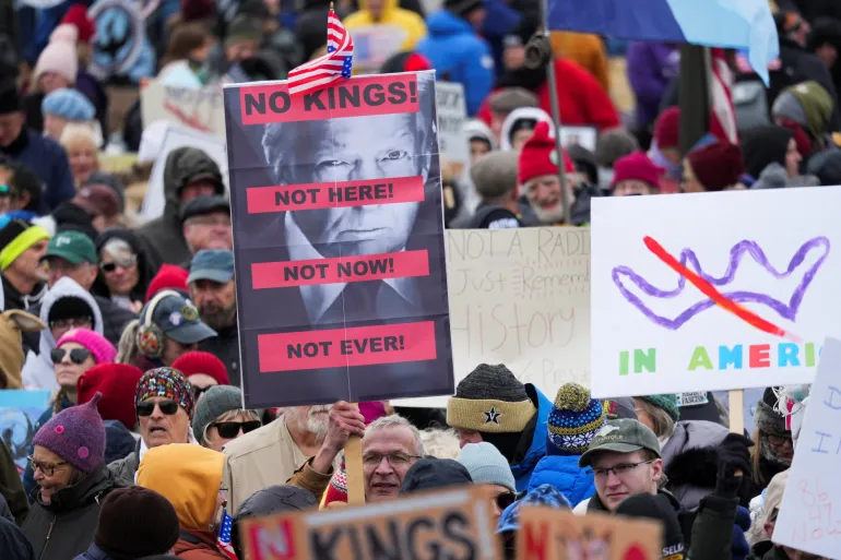 ملايين الأمريكيين يحتشدون في احتجاجات سلمية واسعة ضد سياسات ترمب والحرب على إيران