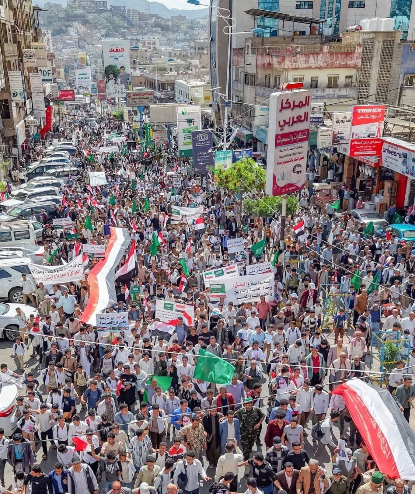 حضور لافت للرابطة اليمنية السعودية في التظاهرة الجماهيرية بمدينة تعز تنديدًا بالاعتداءات الإيرانية