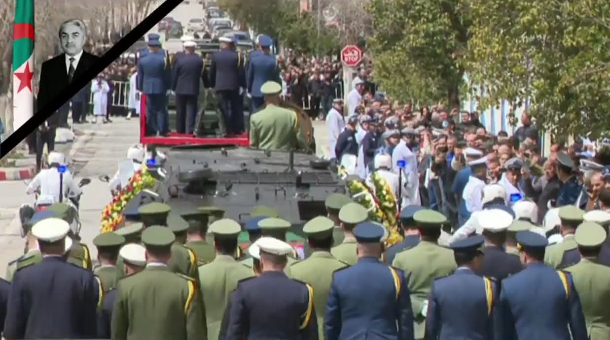 الجزائر تودّع الرئيس الأسبق اليامين زروال في موكب مهيب بباتنة