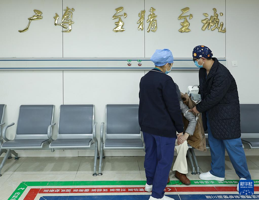 باحثون صينيون يطورون نظامًا قابلًا للارتداء لقياس ضغط الدم بدقة عالية دون الحاجة إلى معايرة متكررة