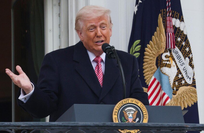 ترامب يسخر من ماكرون: “زوجته تسيء معاملته ولا يزال يتعافى من الصفعة”