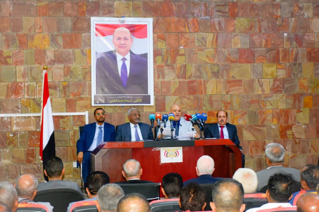 اللجنة الحكومية تعقد اجتماعاً موسعاً في محافظة تعز لمناقشة أضرار السيول