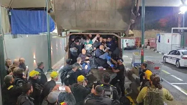 قلقيلية: قوات الاحتلال تعتقل نحو 40 عاملاً فلسطينياً داخل شاحنة نفايات قرب سلفيت