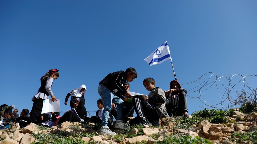 مستوطنون يمنعون 55 طالباً من الوصول إلى مدارسهم في الخليل والجيش يطلق الغاز على محتجين