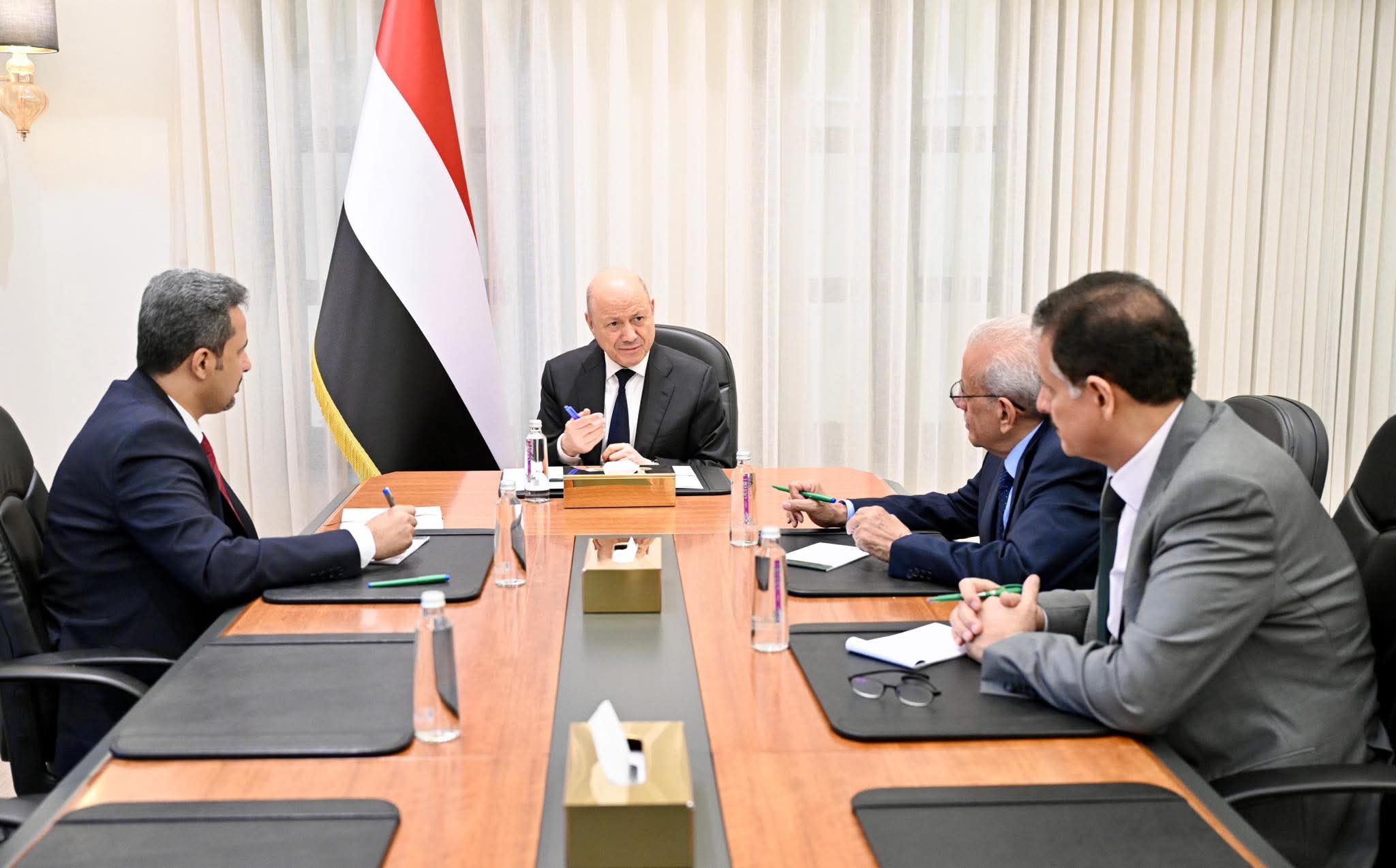 رئيس مجلس القيادة: معركة استعادة مؤسسات الدولة تبدأ من استقرار المحافظات المحررة