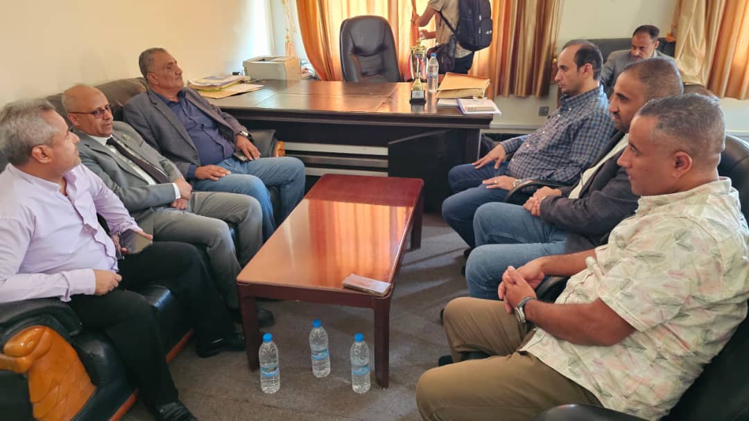 نائب رئيس جامعة تعز يلتقي شركة المقبلي للطاقة ويبحث تعزيز دعم طلاب الطاقة المتجددة