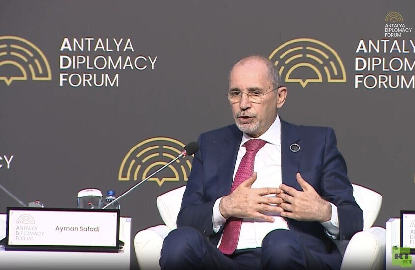 الصفدي من أنطاليا: إسرائيل مصدر التوتر في المنطقة ولن نكون رهينة لنتنياهو