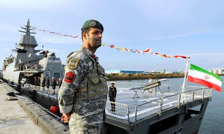 الحرس الثوري الإيراني يعلن إغلاق مضيق هرمز ويحذر من اقتراب السفن: “تعاون مع العدو”