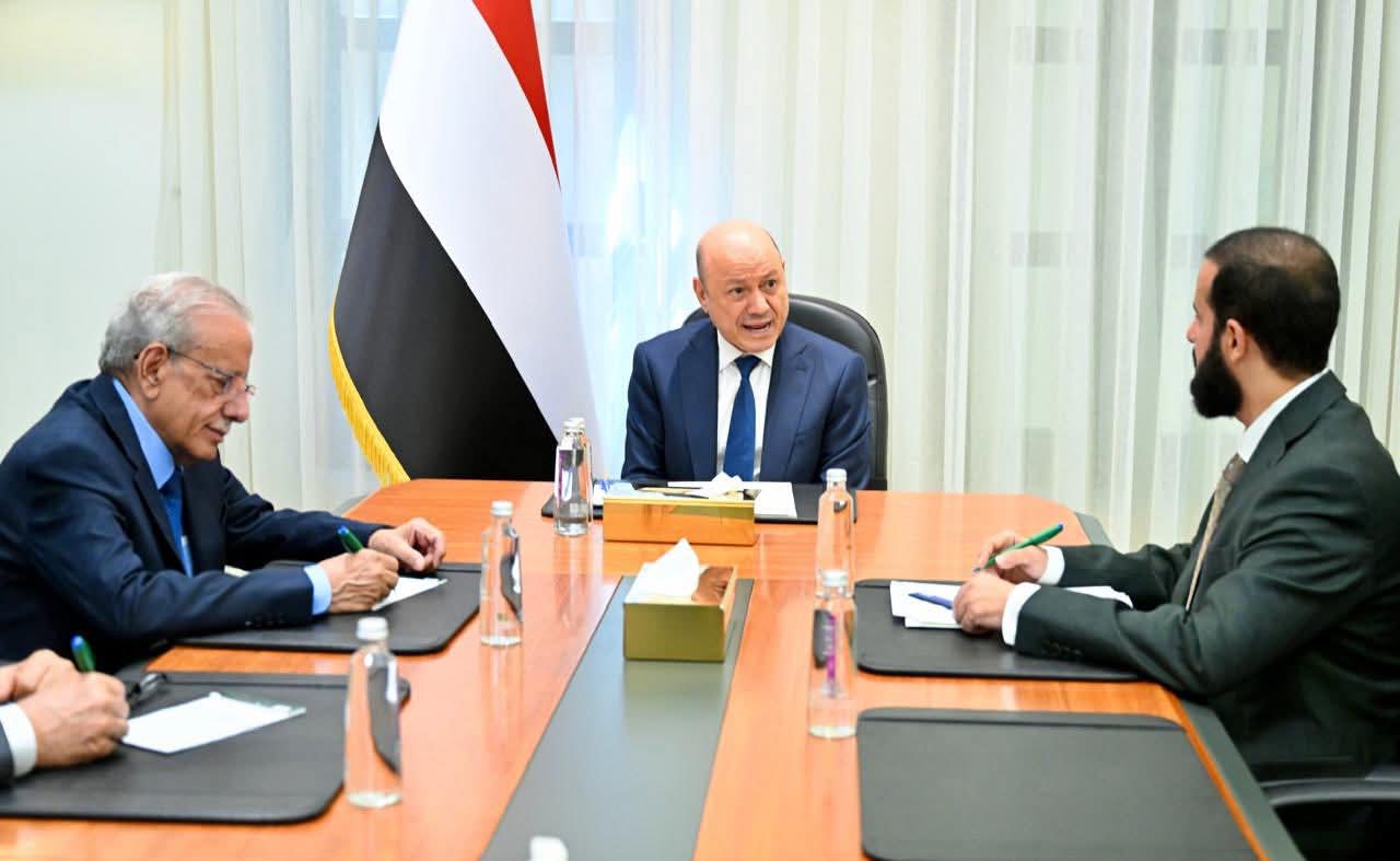 رئيس مجلس القيادة يشدد على أهمية تحفيز كافة الطاقات للنهوض بمحافظة أبين