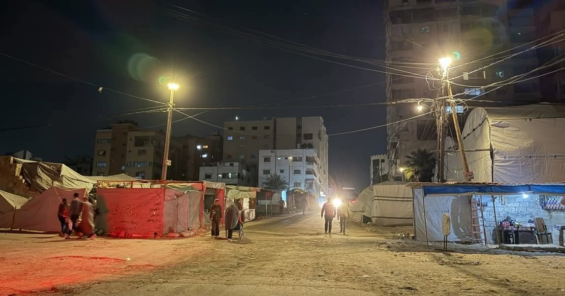 غزة: إنارة 60 موقعاً لأول مرة منذ 3 سنوات في خطوة تعيد الحياة لشوارع المدينة
