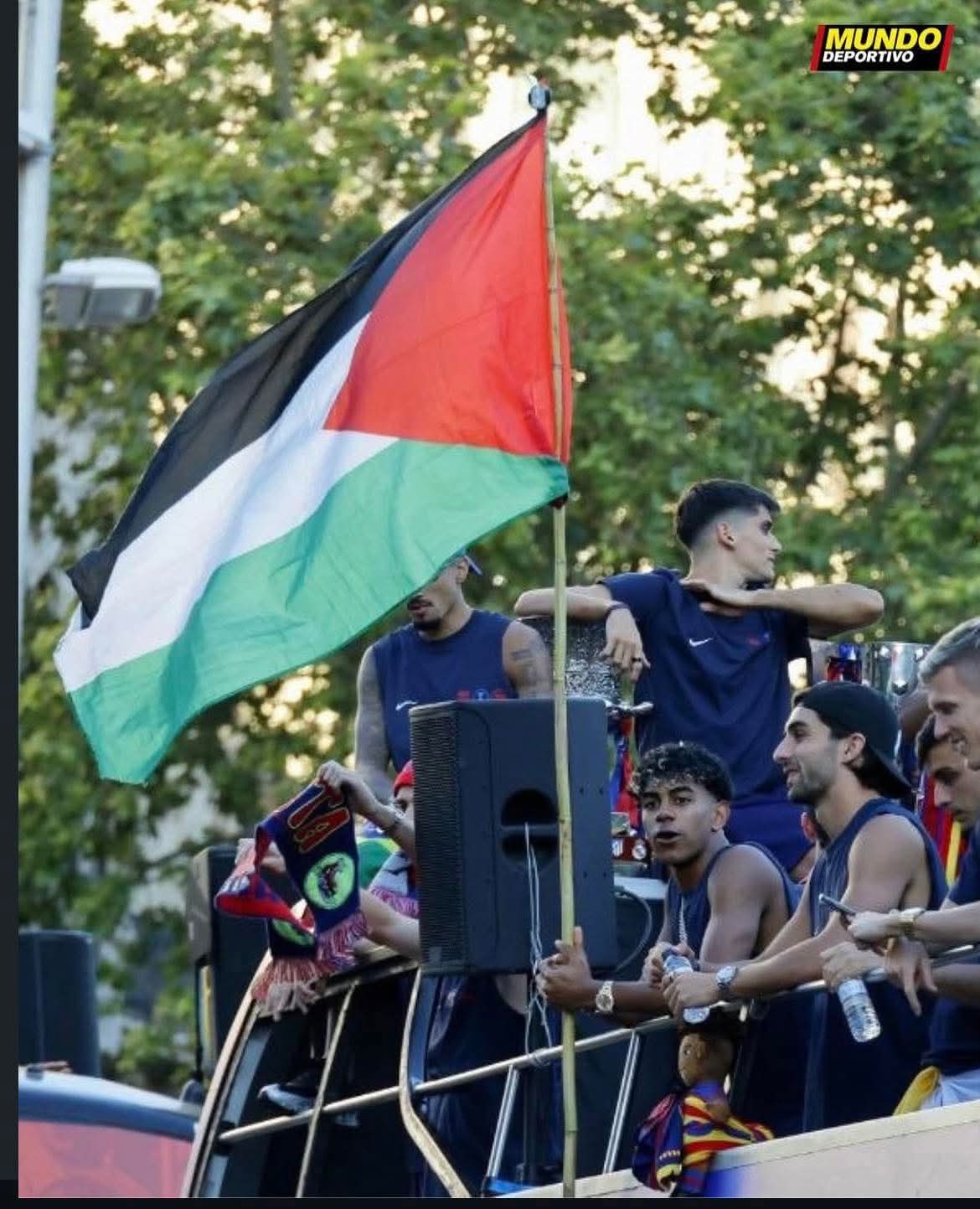 لامين يامال يرفع العلم الفلسطيني خلال احتفالات برشلونة بلقب الليغا