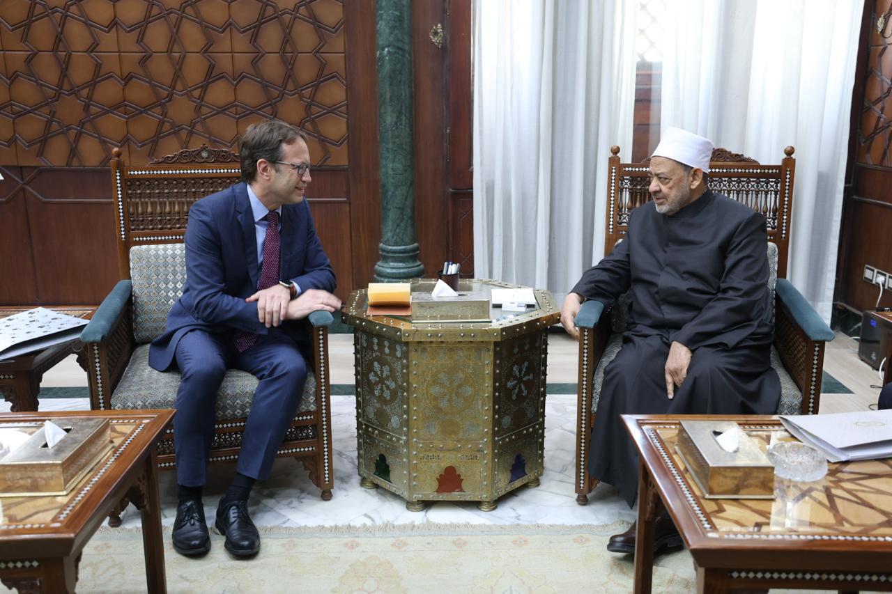 شيخ الأزهر يثمن مواقف إسبانيا "الشجاعة" الرافضة للعدوان على غزة خلال لقاء السفير الإسباني
