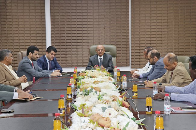 ‏محافظ البنك المركزي اليمني يلتقي مسؤولي البنوك التجارية والإسلامية وبنوك التمويل الأصغر وجمعية البنوك