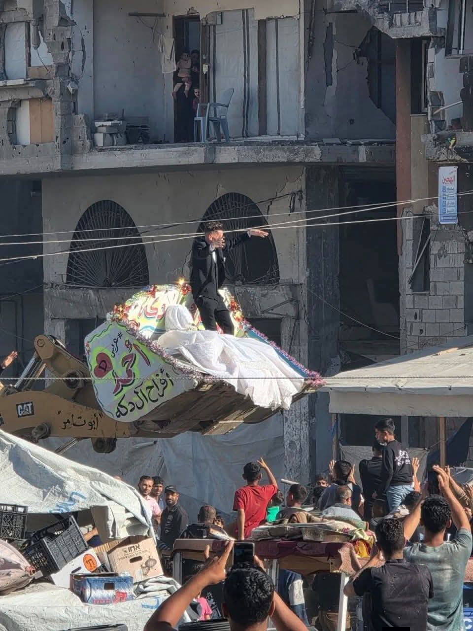 عريس فلسطيني يحوّل جرافة إلى منصة زفاف في غزة متحدياً الدمار والحرب