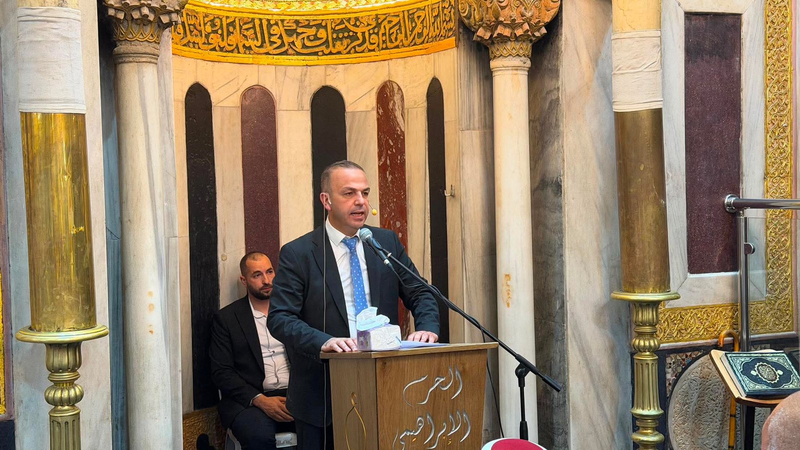 رئيس بلدية الخليل من الحرم الإبراهيمي: قرارات الاحتلال باطلة ولن تنال من هوية المدينة الفلسطينية