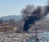 حريق ضخم في ميناء مرسيليا القديم يُصيب 14 شخصًا ويُغرق قاربين