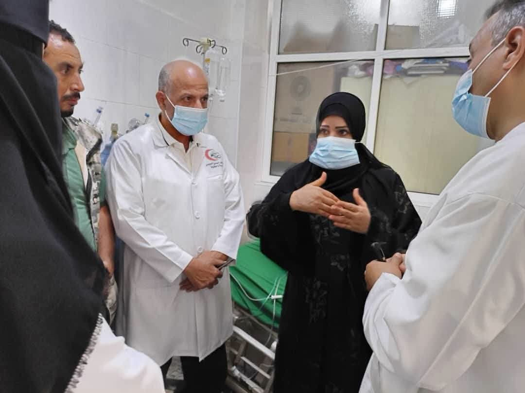 وكيل تعز للشؤون الصحية تؤكد أهمية توفير لقاحات ومصل داء الكلب خلال زيارة للمستشفى اليمني السويد
