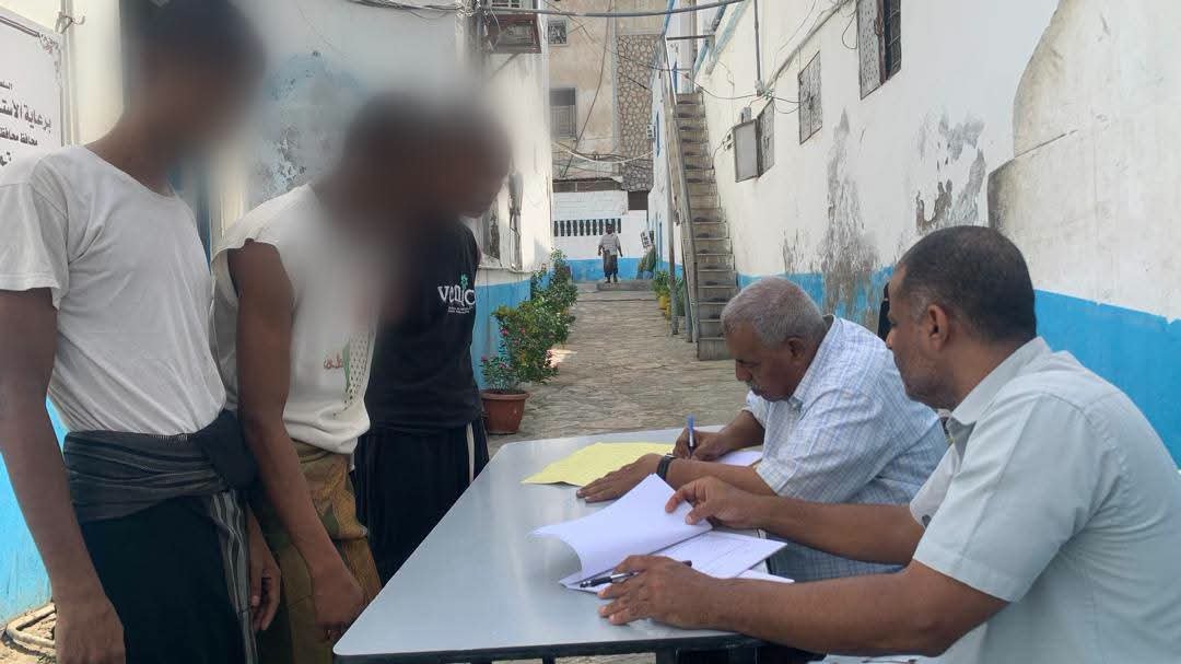 وكيل نيابة شرق المكلا يتفقد أوضاع المحتجزين في حجز الأمن