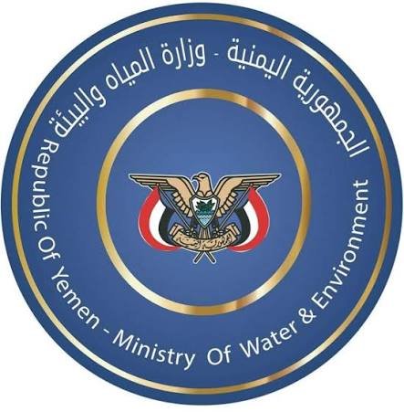 وزارة المياه والبيئة تحذر من كارثة بيئية محتملة بعد استهداف ناقلة نفط قبالة المخا