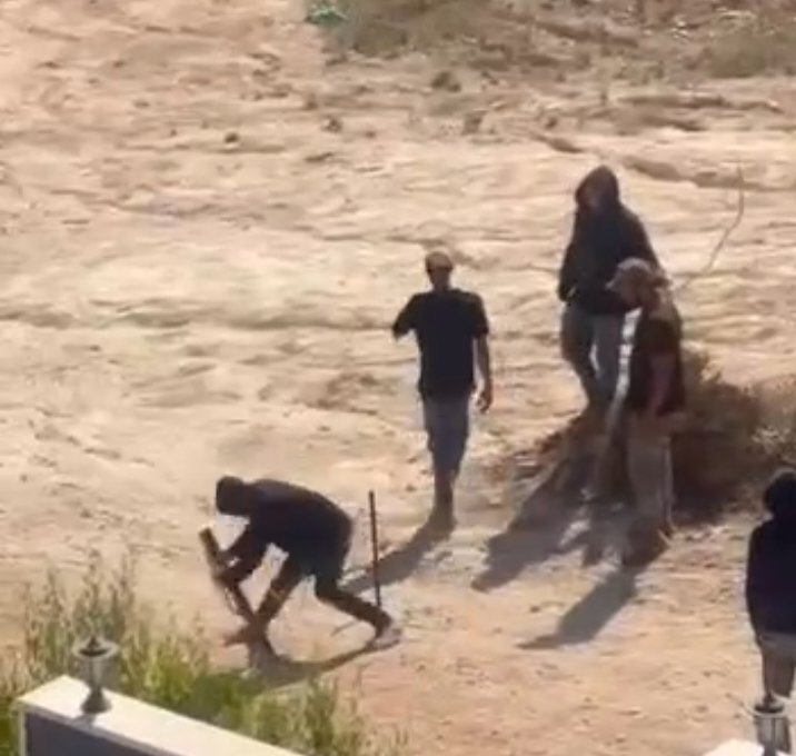 مستوطنون يحاصرون منزلاً فلسطينياً بسياج في قصرة ويعزلون عائلة عن محيطها