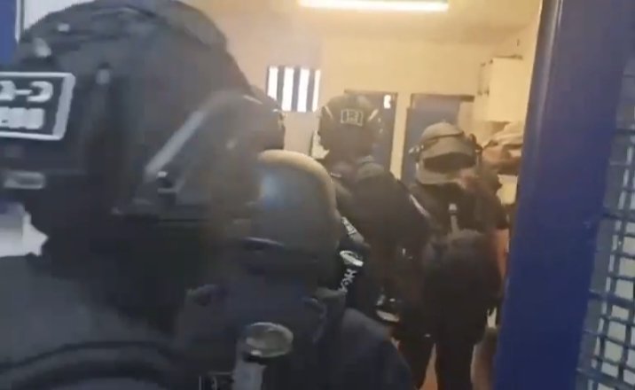 جنود الاحتلال يقتحمون غرفة أسيرات فلسطينيات ويقيدونهن في سجون الاحتلال