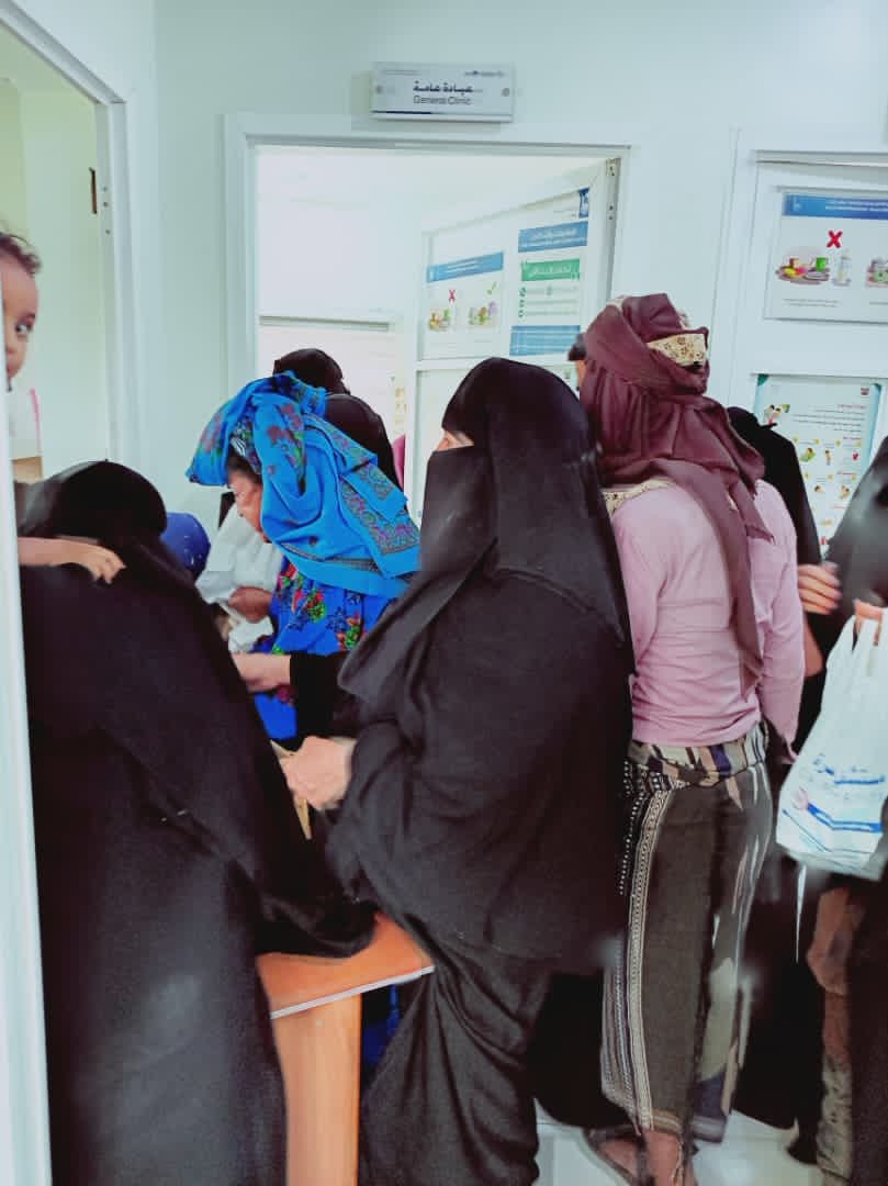 مخيم طبي مجاني في مديرية المسراخ بتعز يستفيد منه عدد كبير من المواطنين