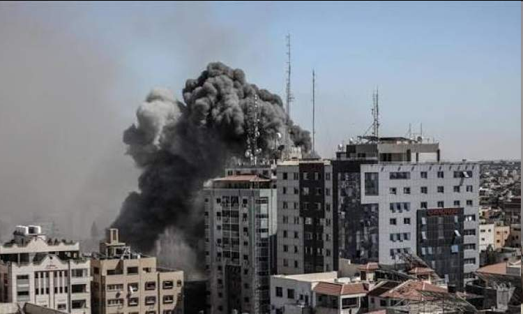 غزة تحت القصف والضفة تشتعل.. شهـ،ـداء وجرحى واعتقال صيادين وإحراق مسجد قرب نابلس