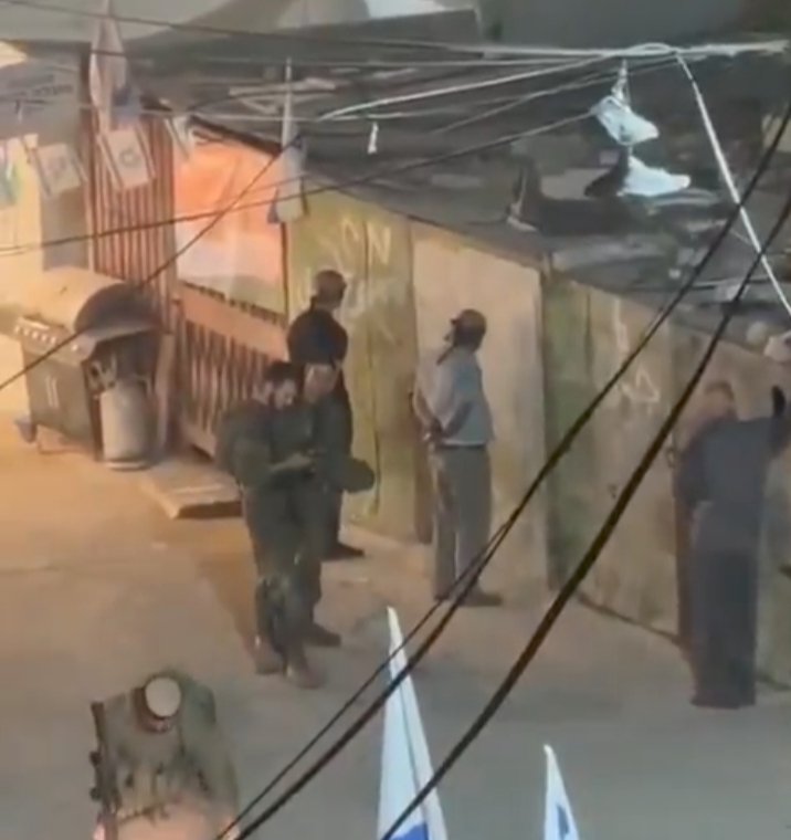 الاحتلال يحتجز شبانًا وينكل بهم خلال اقتحام حارة الجعبري في الخليل ويعتقل 10 مواطنين