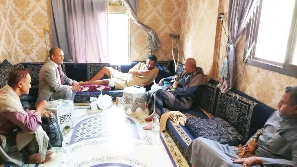 المخلافي يتفقد جرحى القوات المسلحة والمقاومة الشعبية في تعز