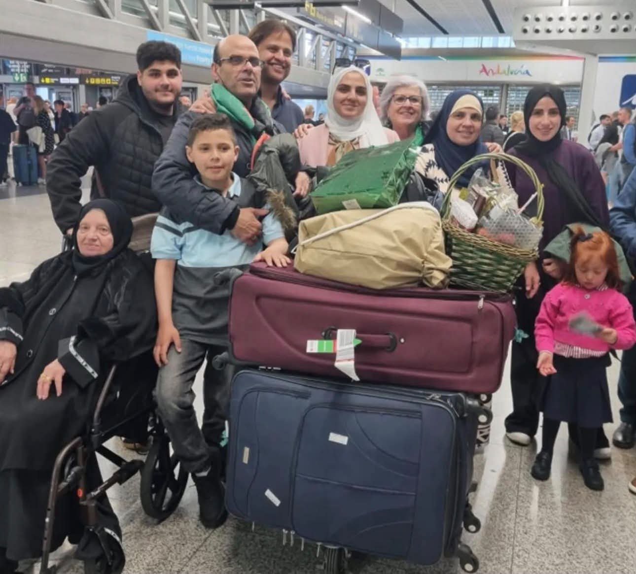 وصول عائلة الدكتور محمد أبو طالة من غزة إلى كندا بعد رحلة إجلاء إنسانية