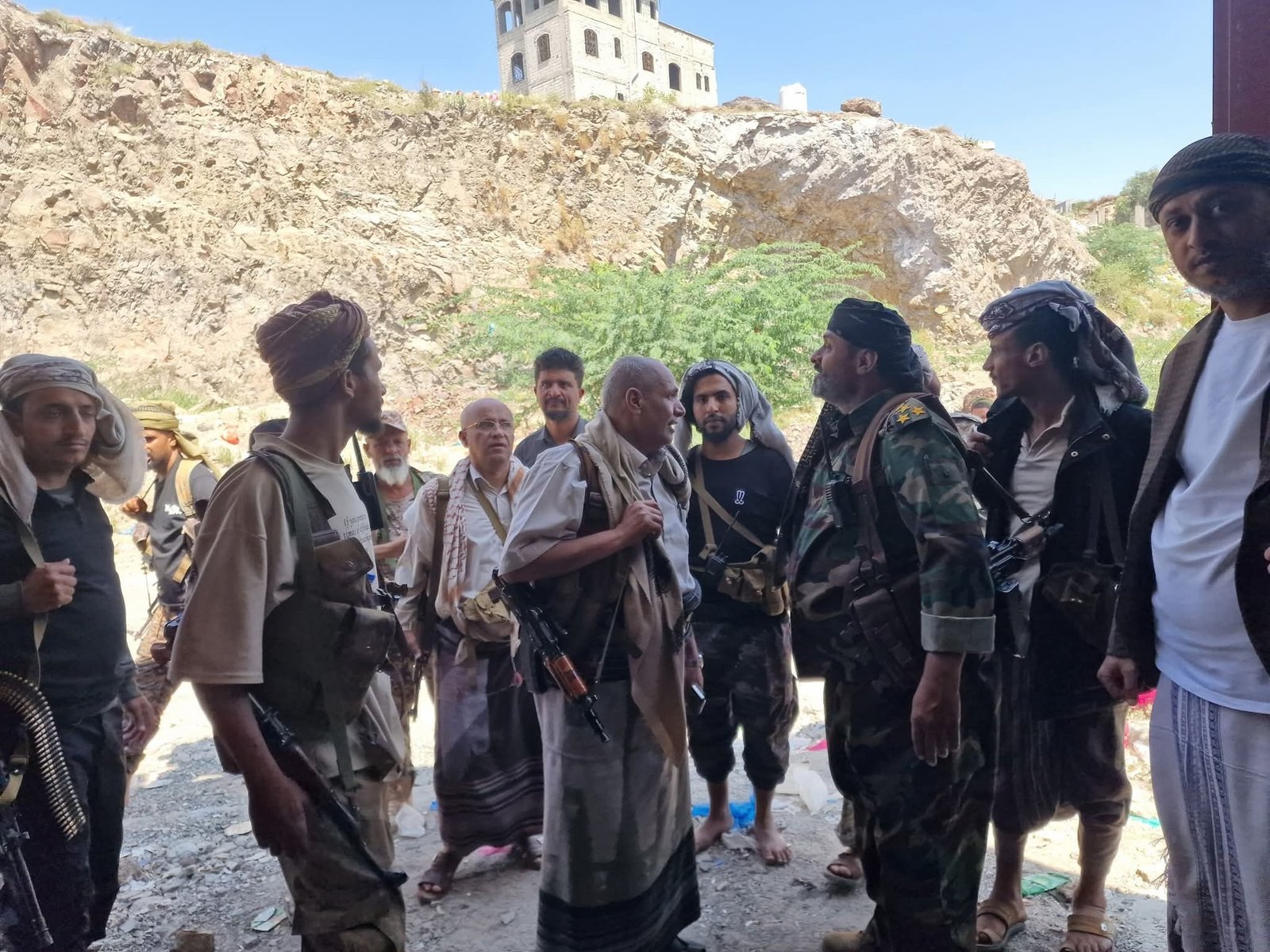 وكيل أول محافظة تعز يتفقد عدداً جبهات القتال غرب المدينة